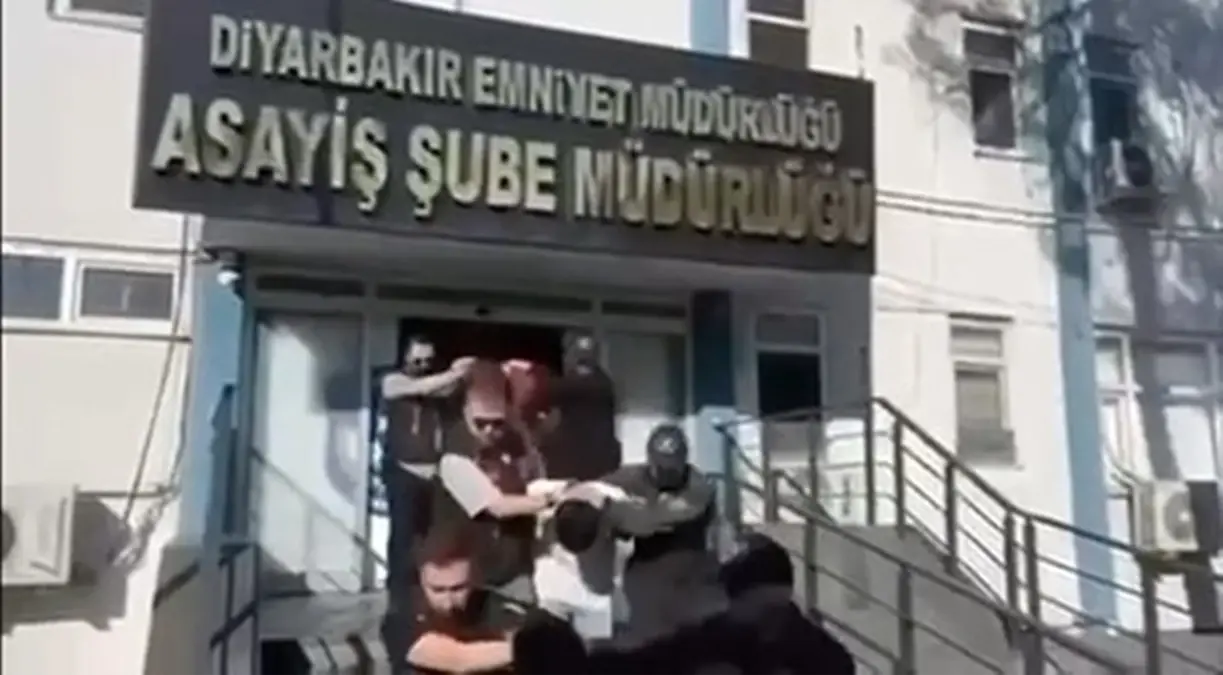 Diyarbakır Merkezli 11 İlde Sahte Sosyal Medya Hesaplarıyla Dolandırıcılık Operasyonu: 28 Tutuklama