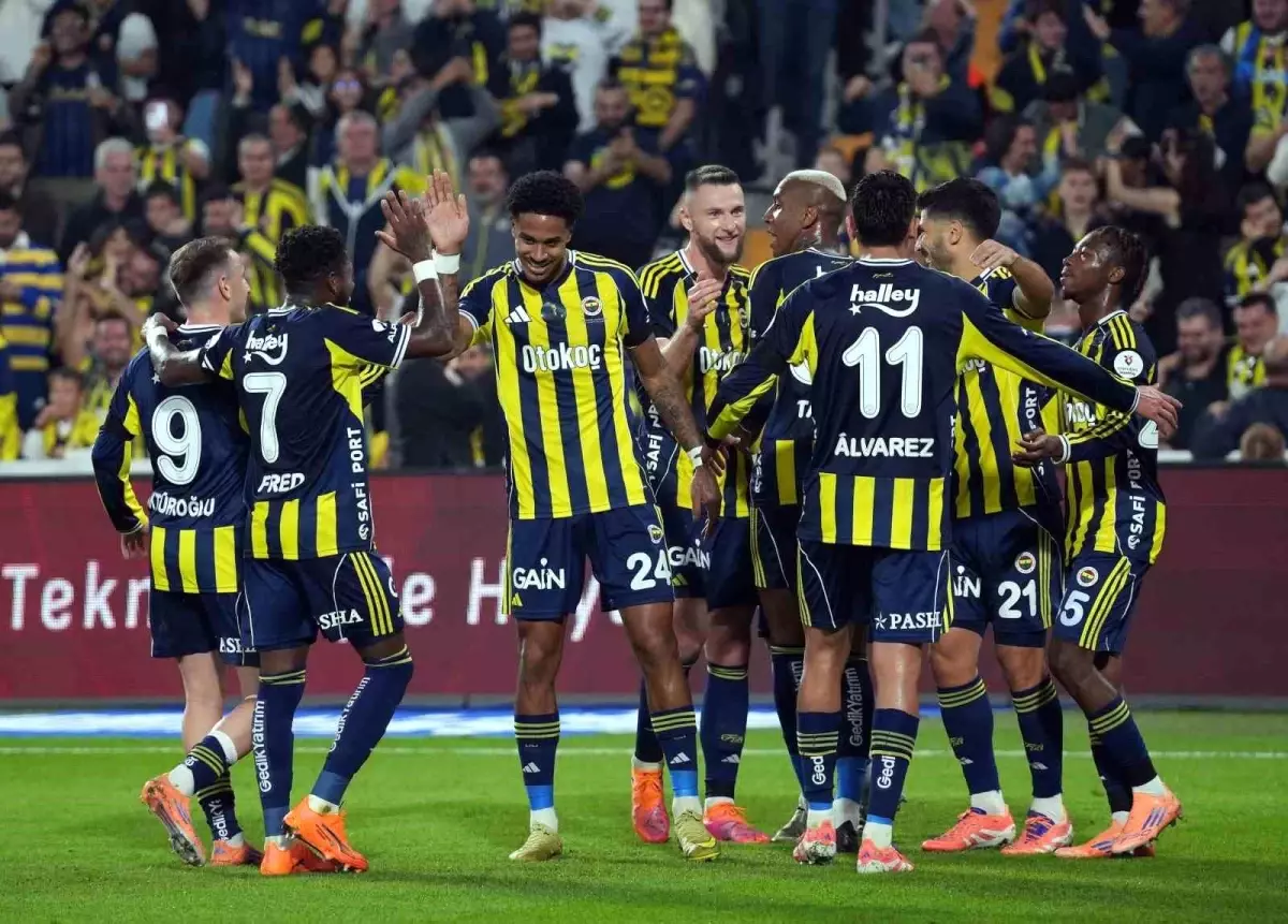 Fenerbahçe-Galatasaray Derbisinde Liderlik Yarışı Kızışıyor