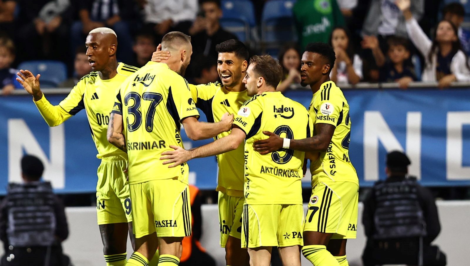 Fenerbahçe, Süper Lig'de yarın derbide Beşiktaş'a konuk olacak