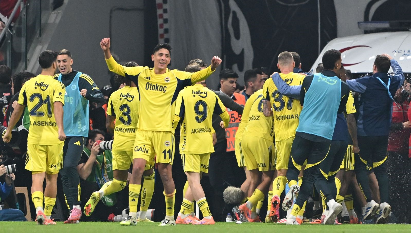 Fenerbahçe'nin galibiyet serisi Beşiktaş derbisiyle devam etti