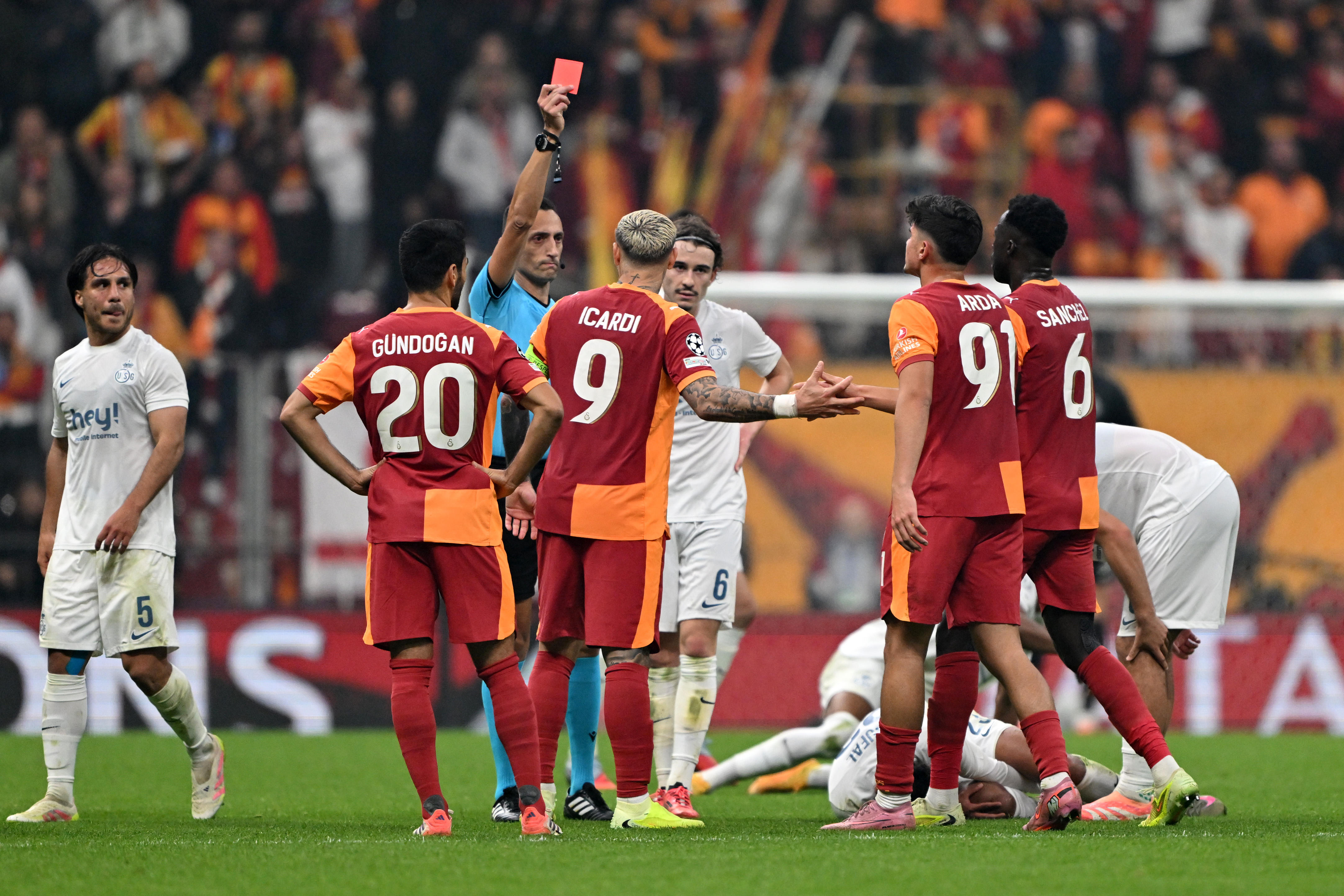 Galatasaray'ın Genç Yıldızı Arda Ünyay Şampiyonlar Ligi İlk Maçında Kırmızı Kart Gördü
