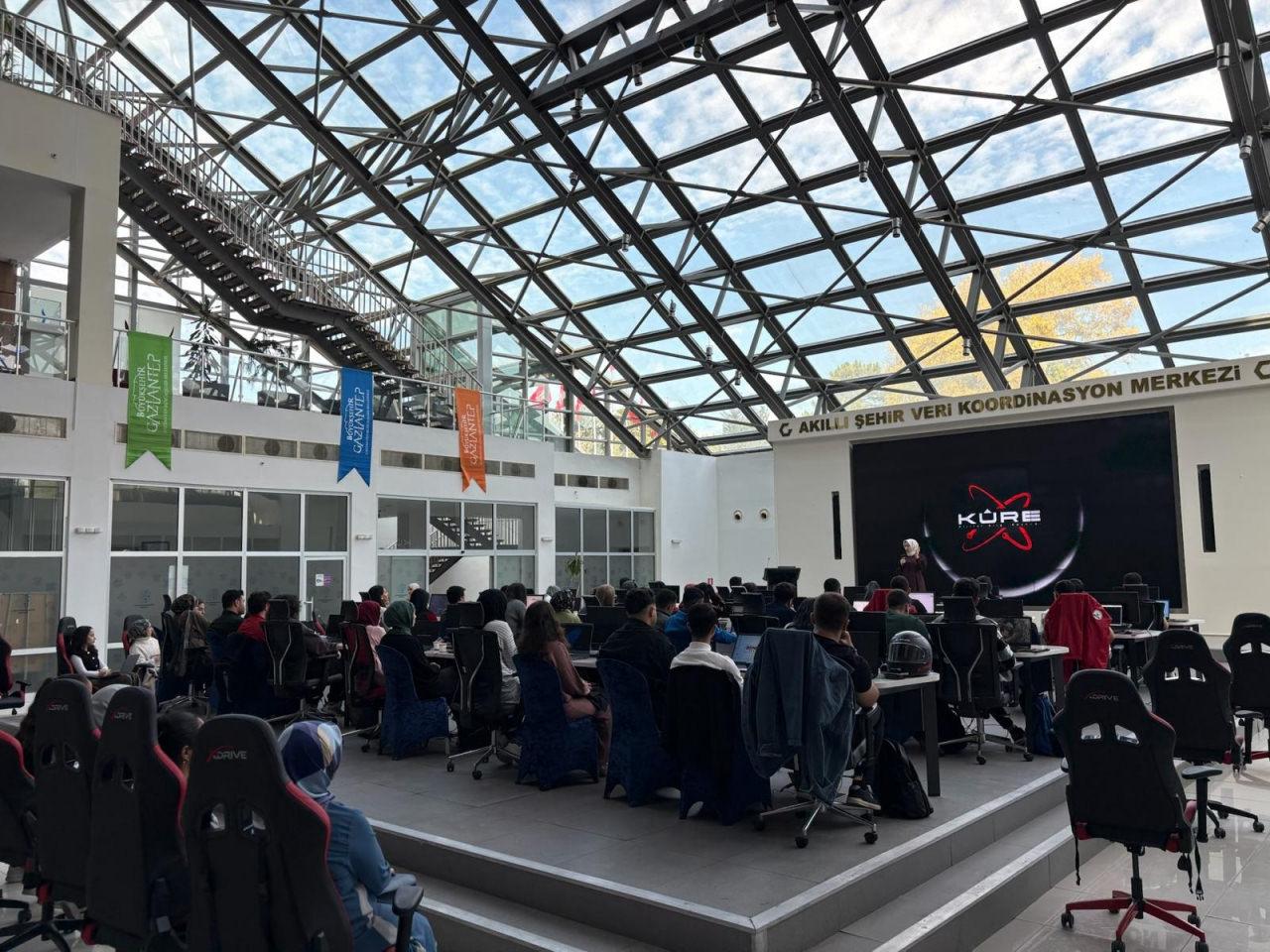 Gaziantep Büyükşehir'in Gençlerle Dijital Ansiklopedi Atölyesi Katkısı