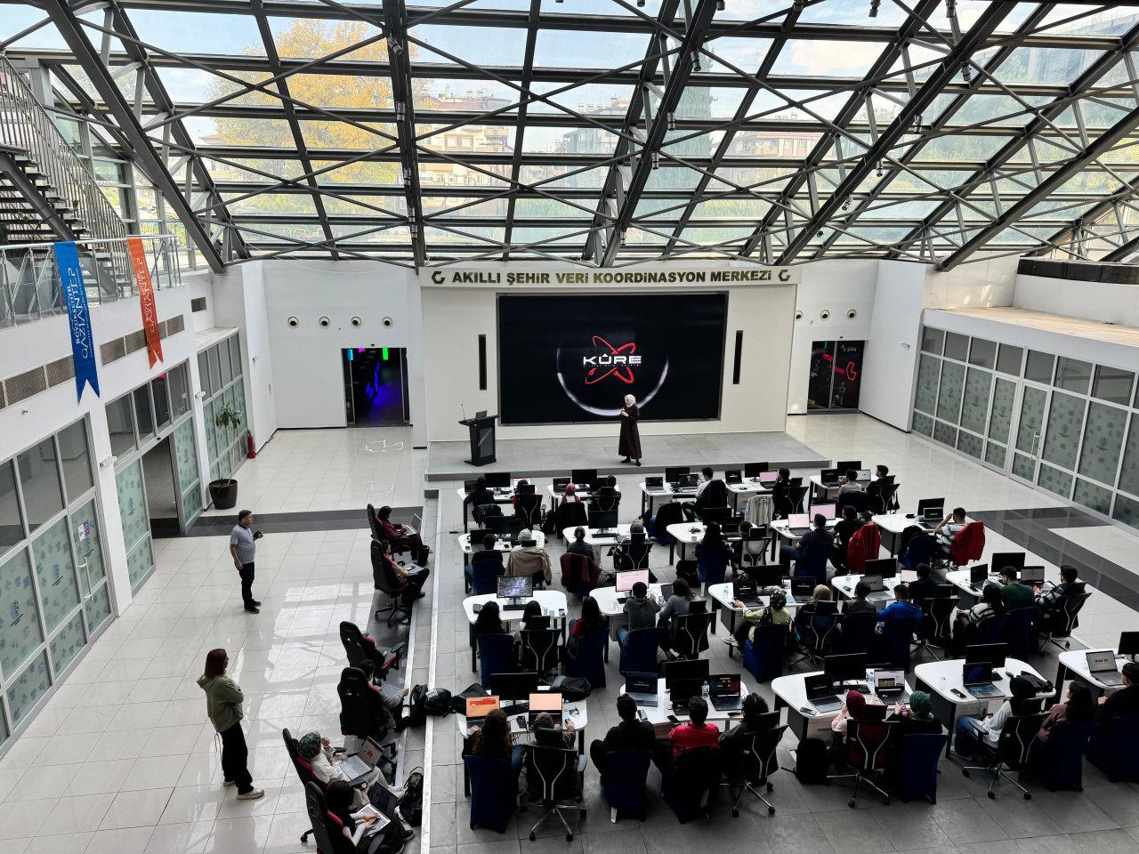 Gaziantep Büyükşehir'in Gençlerle Dijital Ansiklopedi Atölyesi Katkısı