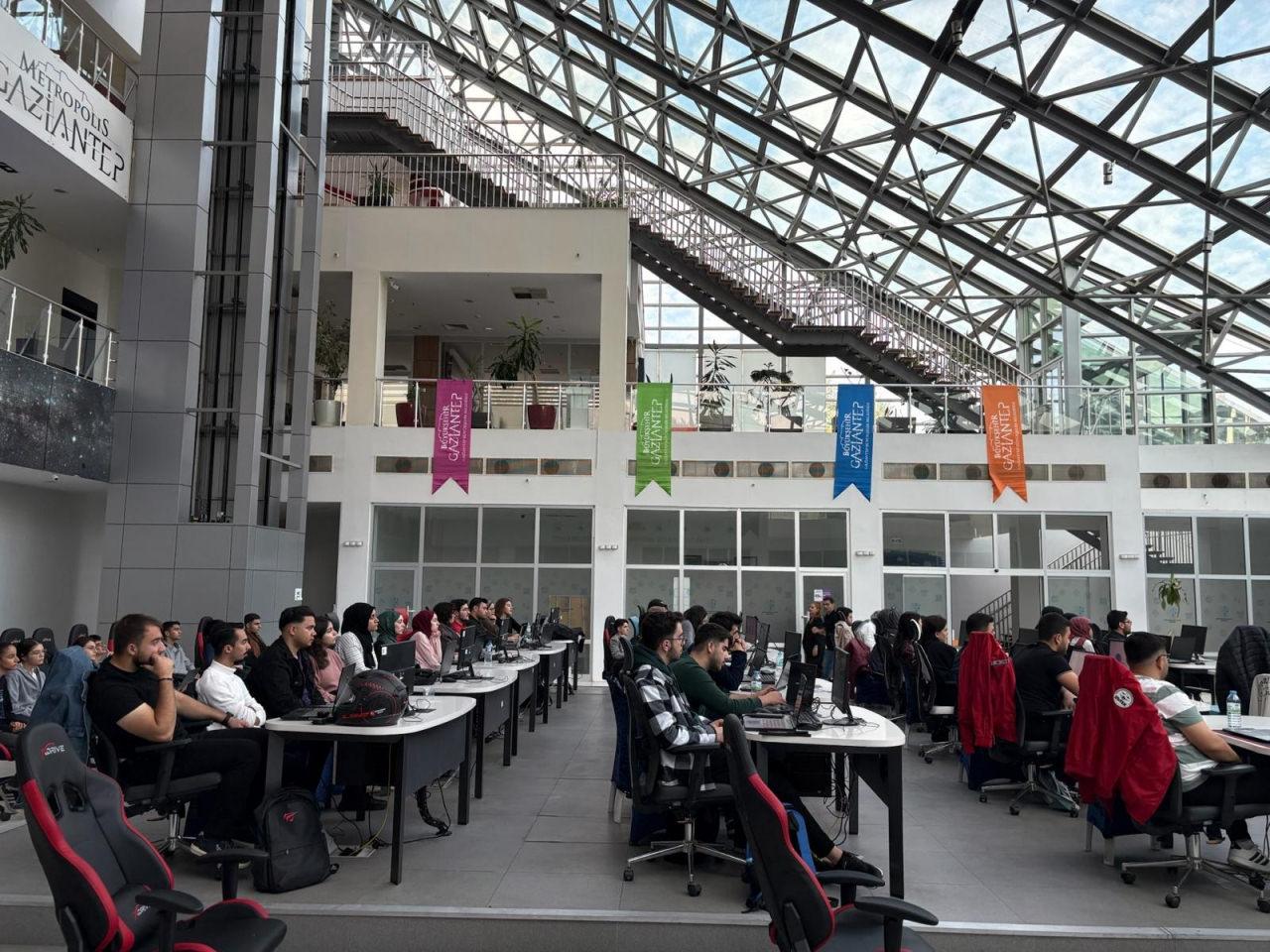 Gaziantep Büyükşehir'in Gençlerle Dijital Ansiklopedi Atölyesi Katkısı