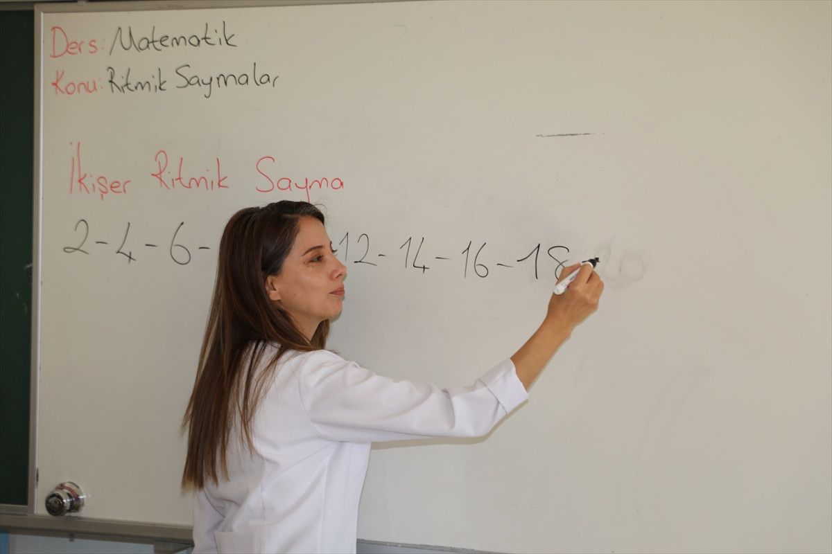 Gaziantep Nizip’te Genç Öğretmen Demet Kasırga’nın Fedakarlığı: 17 Kilometrelik Yolculukla Öğrencilerine Destek