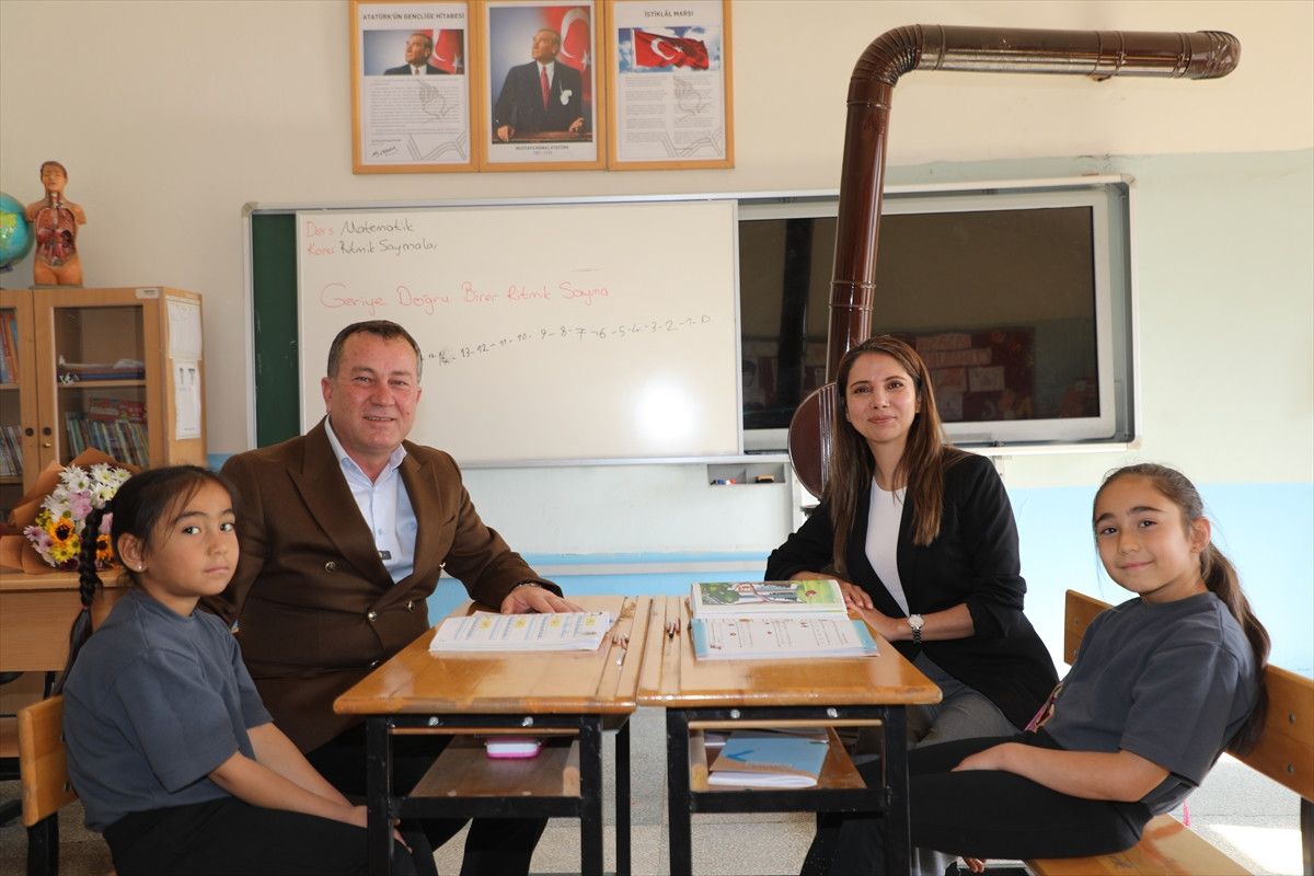 Gaziantep Nizip’te Genç Öğretmen Demet Kasırga’nın Fedakarlığı: 17 Kilometrelik Yolculukla Öğrencilerine Destek