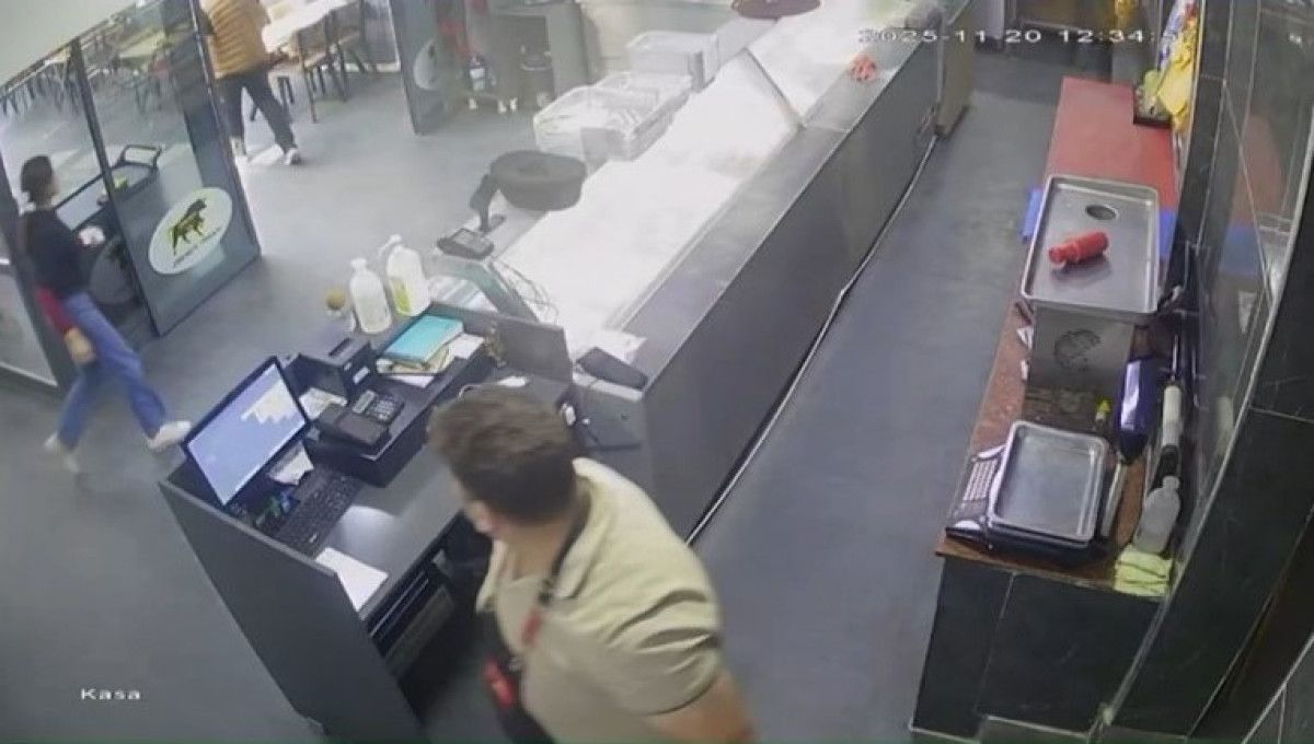 Gaziantep'te deprem anı kamerada: İş yerindekiler panikle kaçıştı