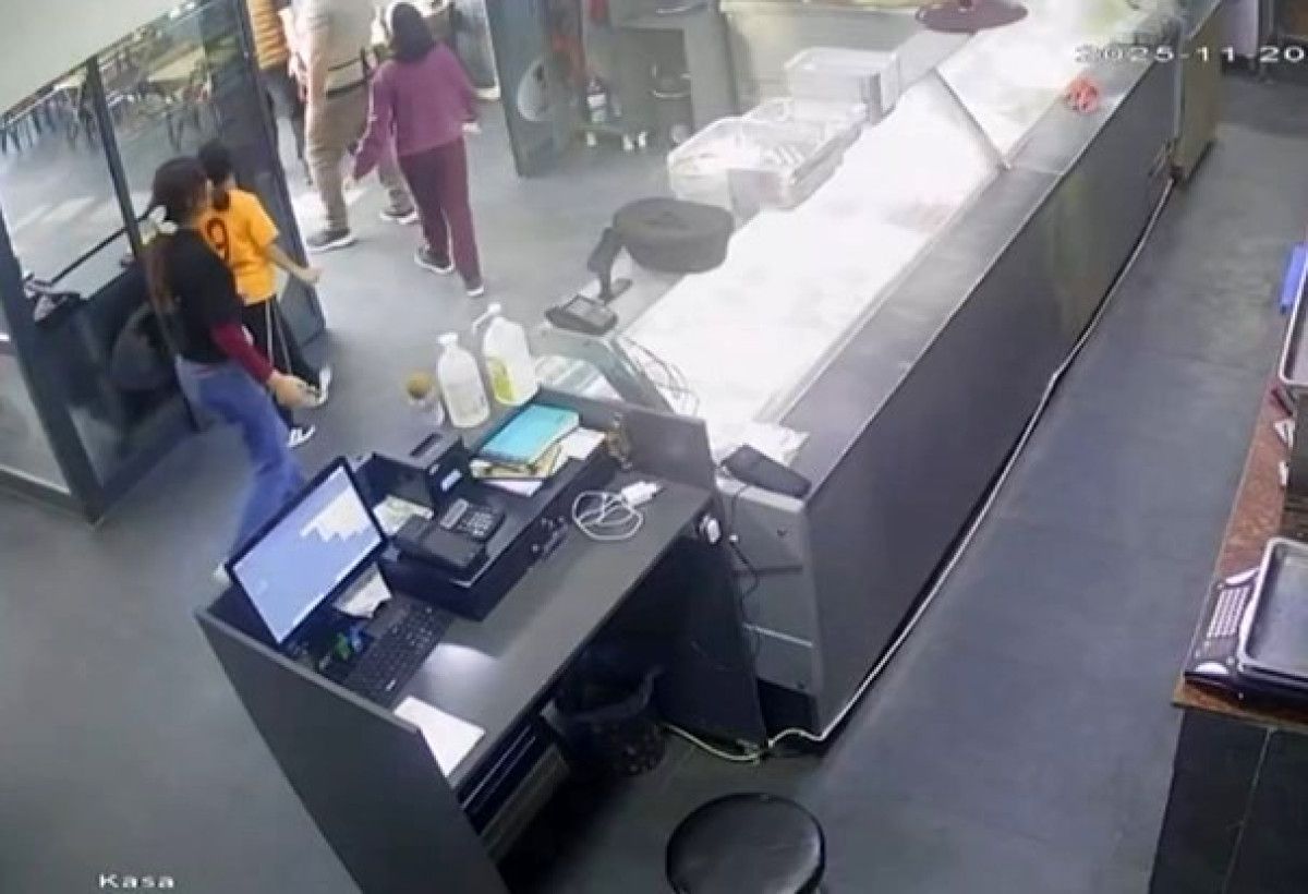 Gaziantep'te deprem anı kamerada: İş yerindekiler panikle kaçıştı