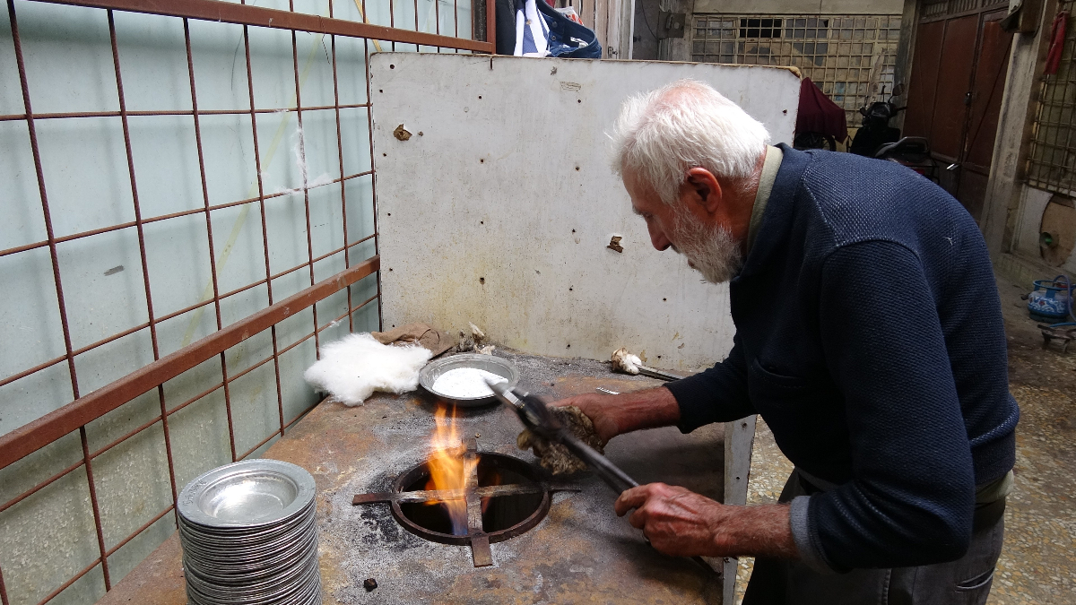 Gaziantep'te 80 yaşındaki kalay ustası mesleğini aşkla yapıyor