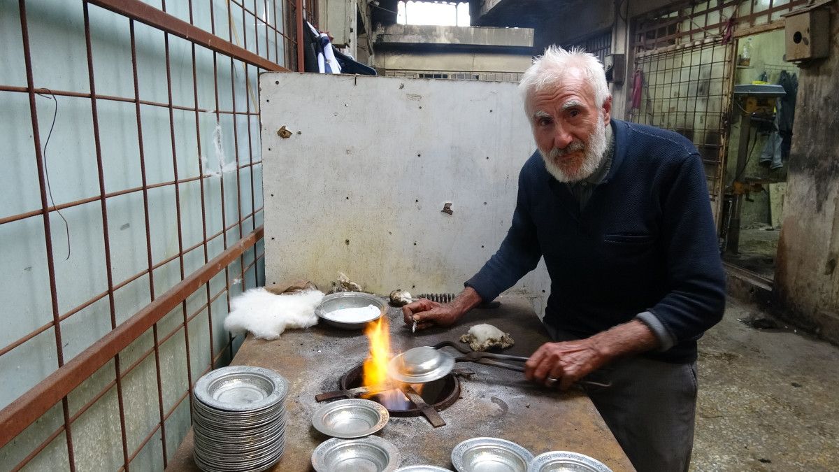 Gaziantep'te 80 yaşındaki kalay ustası mesleğini aşkla yapıyor