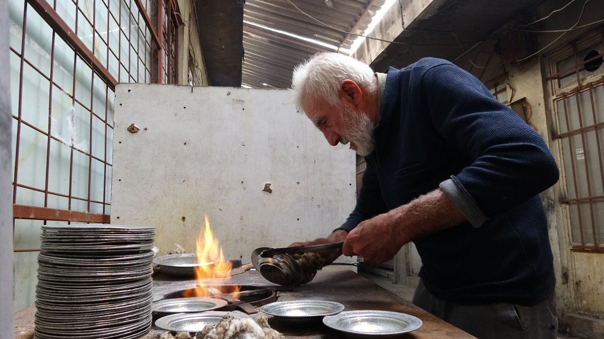 Gaziantep'te 80 yaşındaki kalay ustası mesleğini aşkla yapıyor