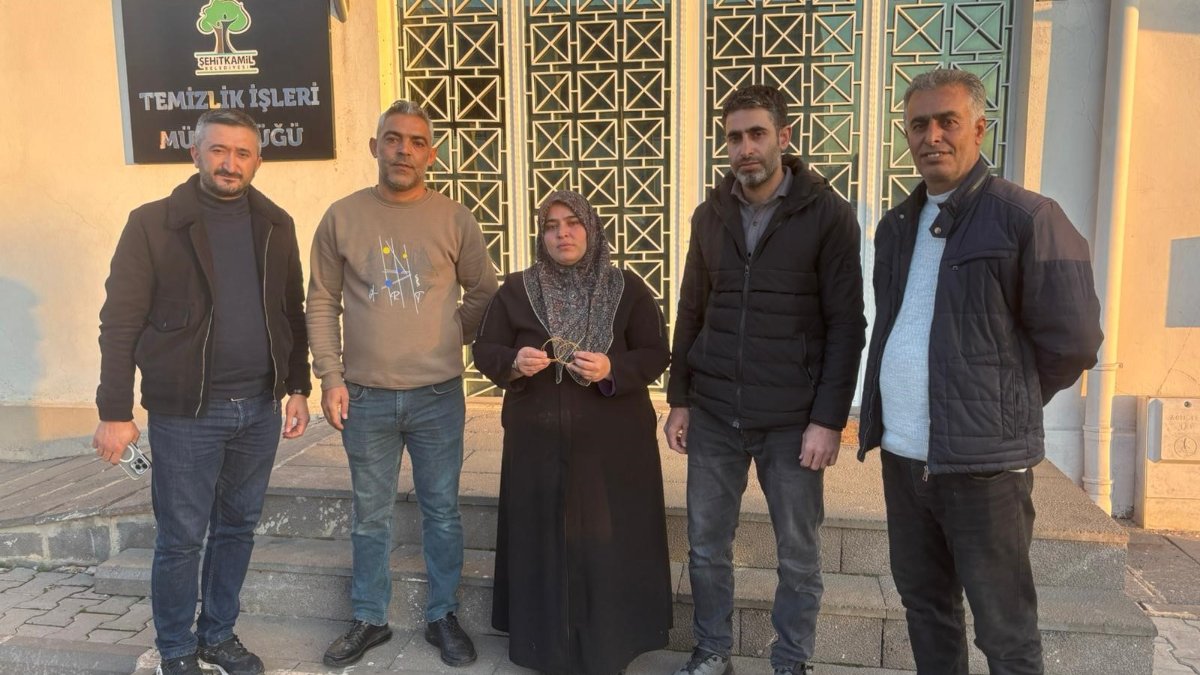Gaziantep'te düşürdüğü 40 gram altın çöplükte bulunan kadın gözyaşlarını tutamadı