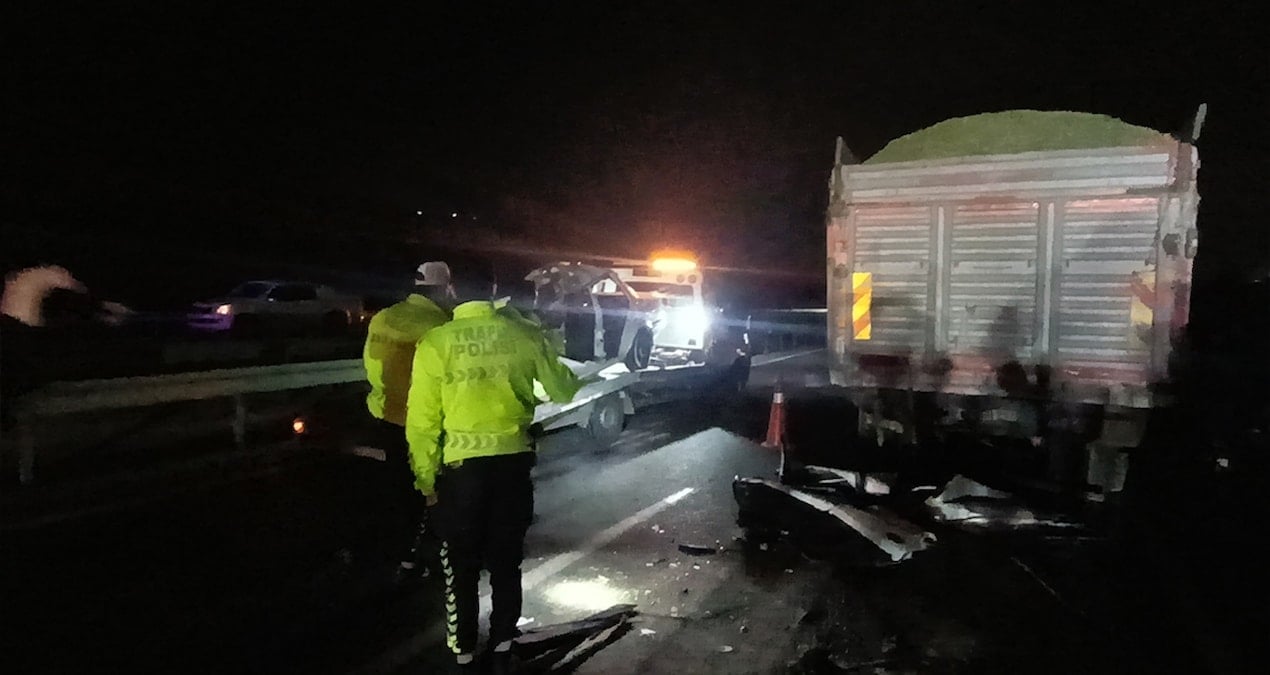 Gaziantep'te Feci Kaza: Kamyona Çarpan Otomobilde Aynı Aileden 3 Kişi Hayatını Kaybetti