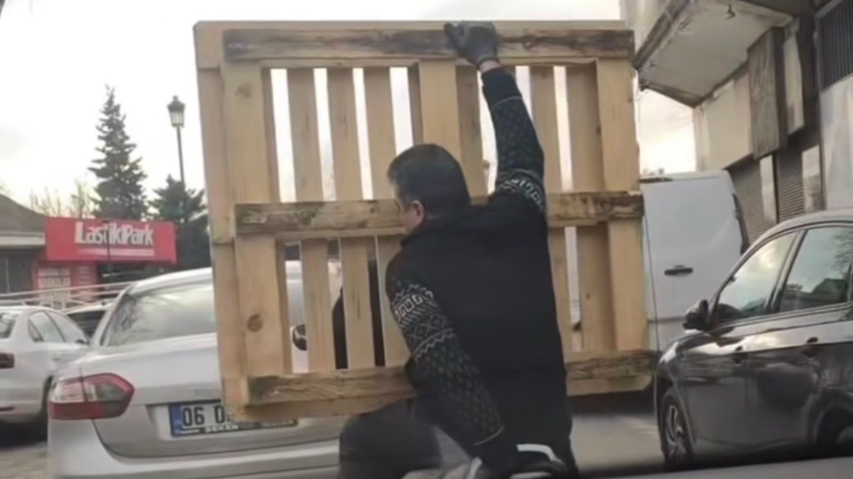 Gaziantep'te Motosiklet Üzerinde Tehlikeli Palet Taşıdı