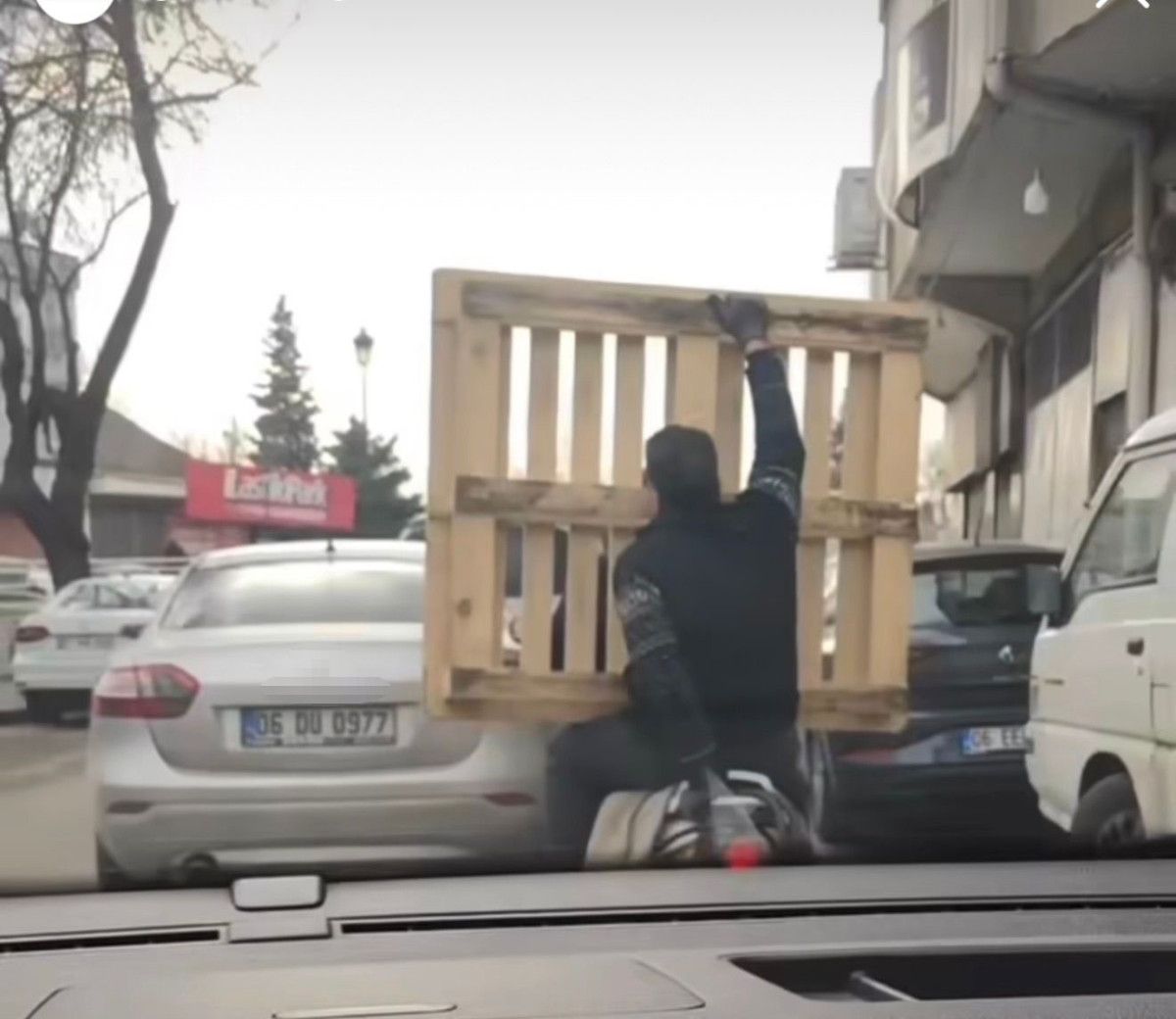 Gaziantep'te Motosiklet Üzerinde Tehlikeli Palet Taşıdı