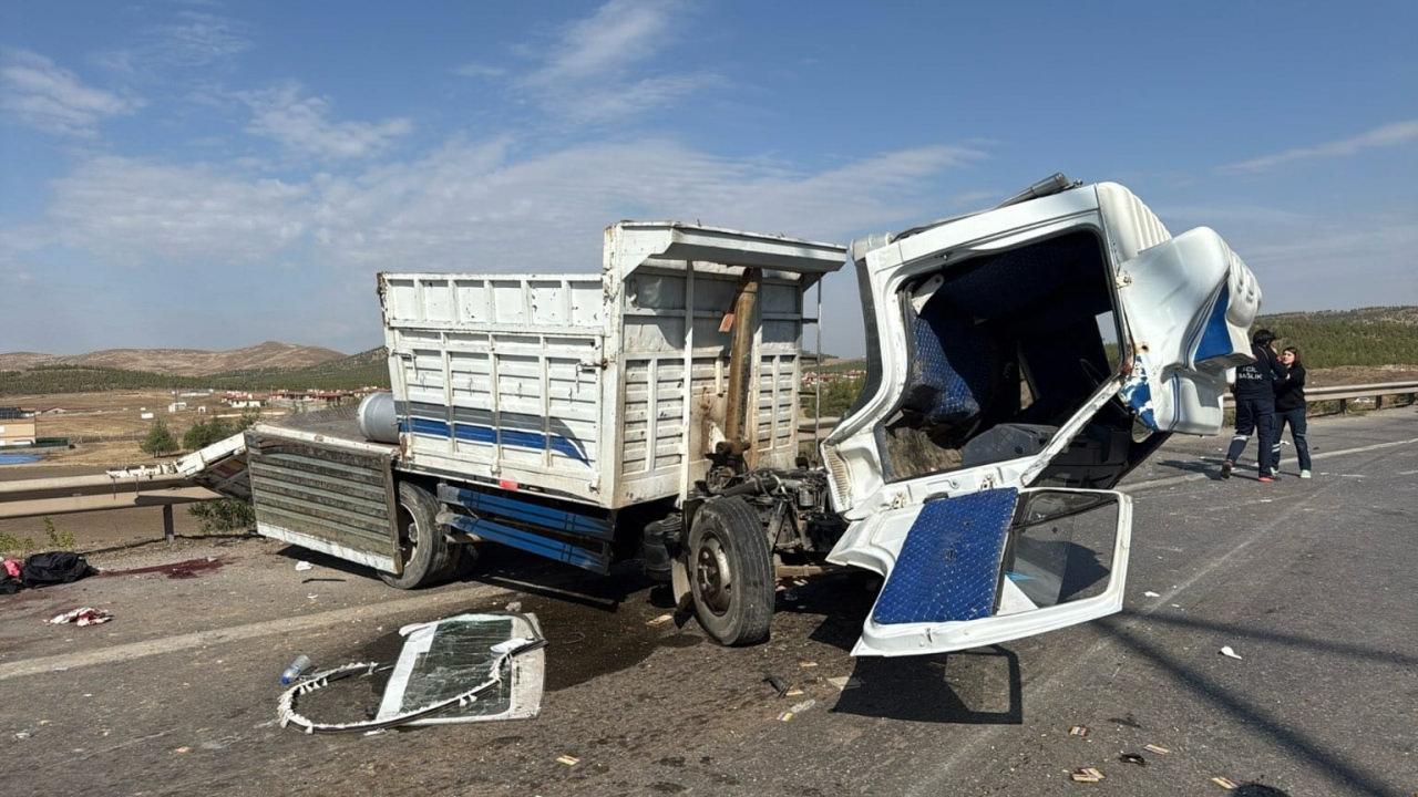 Gaziantep'te tır kamyonete çarptı, köprüden düştü: 2 kişi yaralandı