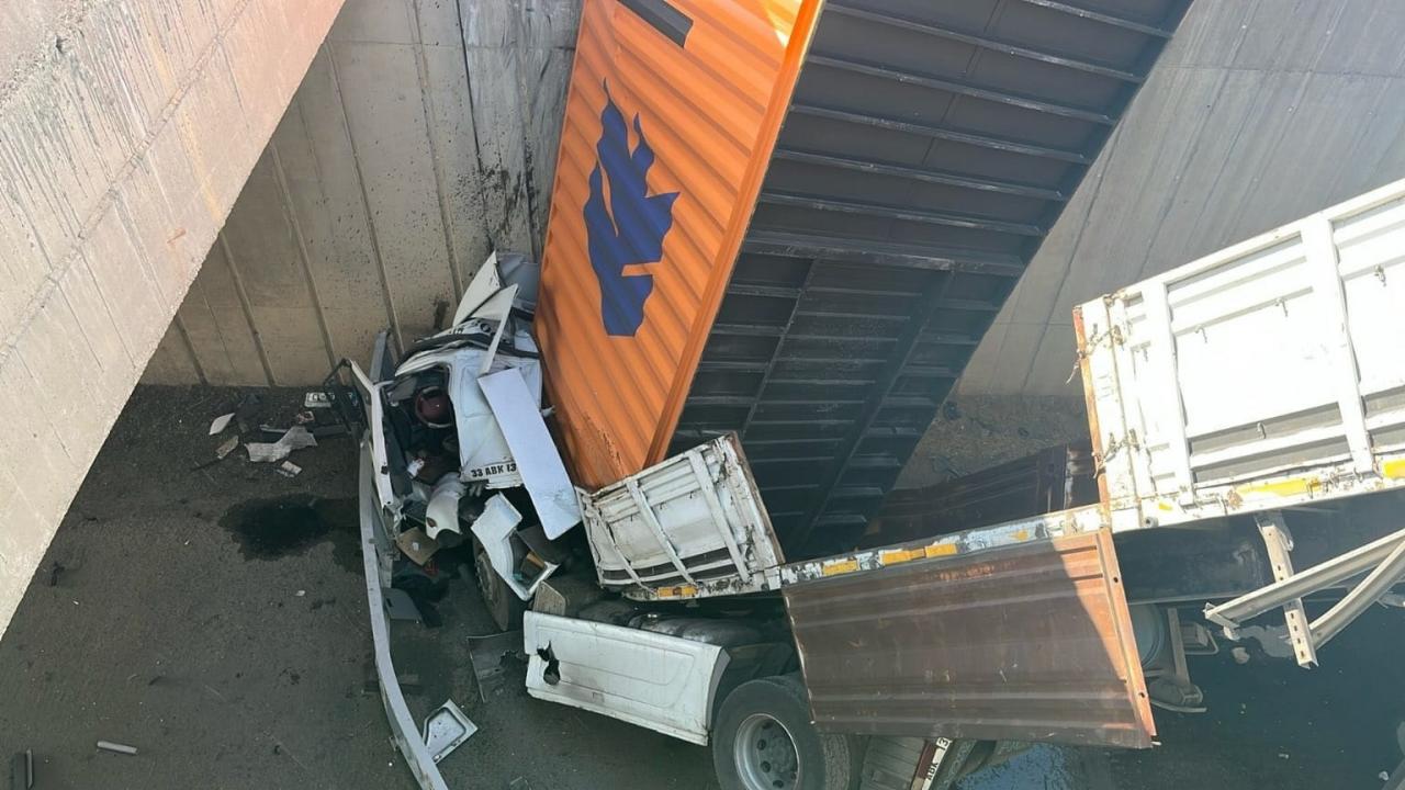 Gaziantep'te tır kamyonete çarptı, köprüden düştü: 2 kişi yaralandı