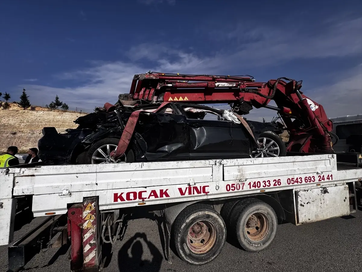 Gaziantep'te Trafik Kazası: Orta Refüje Çarpan Araçta 1 Ölü, 4 Yaralı