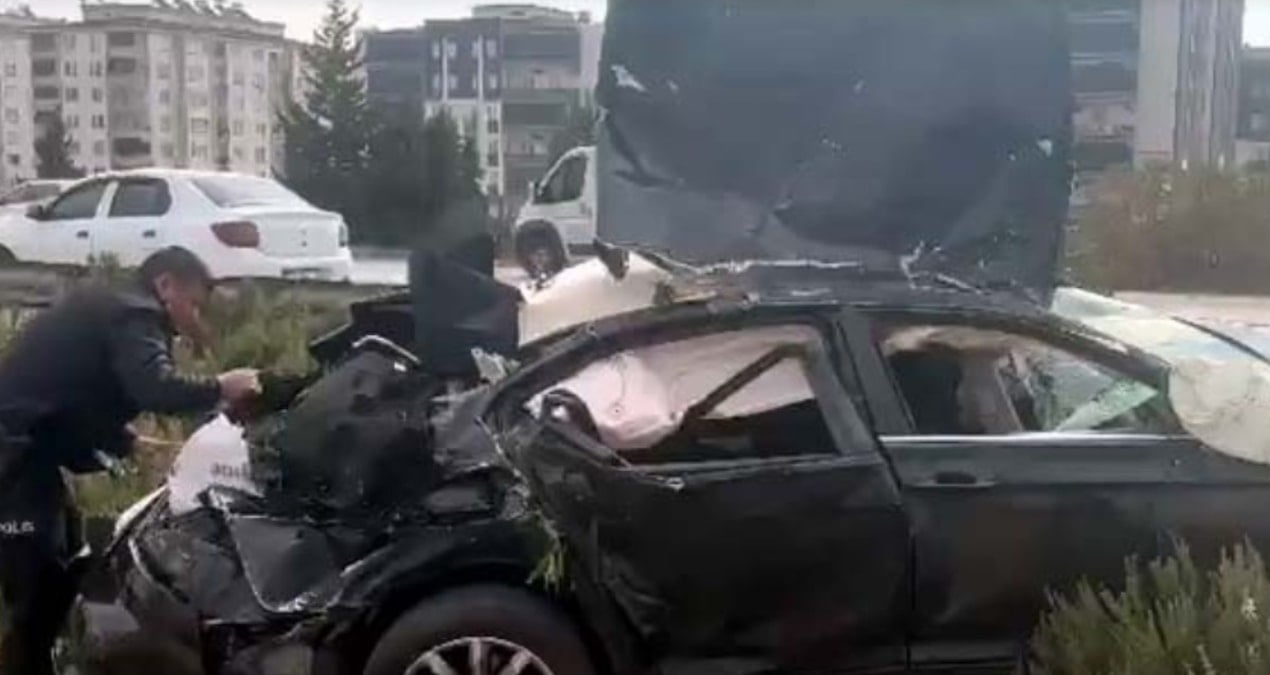 Gaziantep'te Trafik Kazası: Otomobil Bariyerlere Çarptı, Ölü ve Yaralılar Var