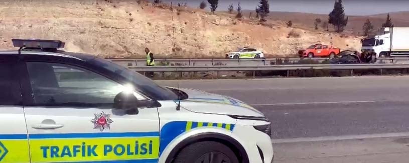 Gaziantep'te Trafik Kazası: Otomobil Bariyerlere Çarptı, Ölü ve Yaralılar Var