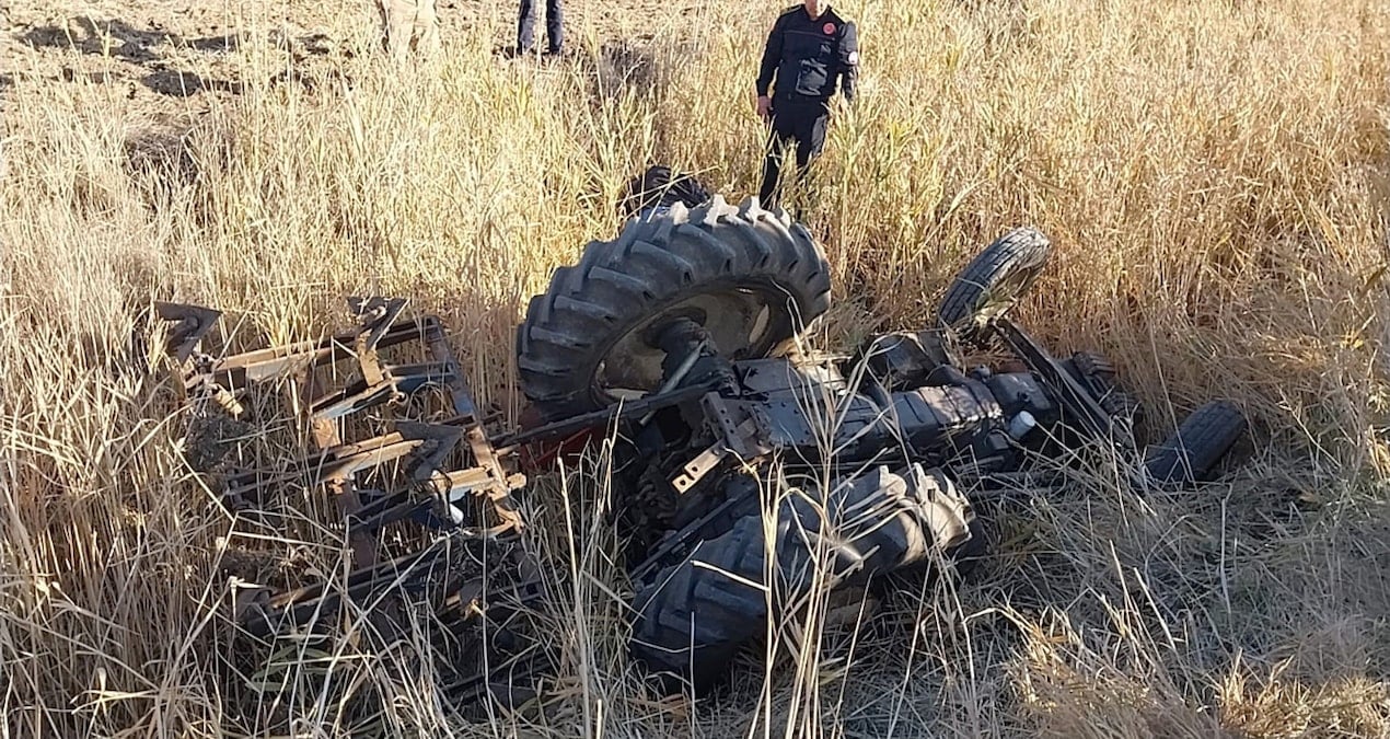Gaziantep’te devrilen traktörün altında kalan sürücü öldü