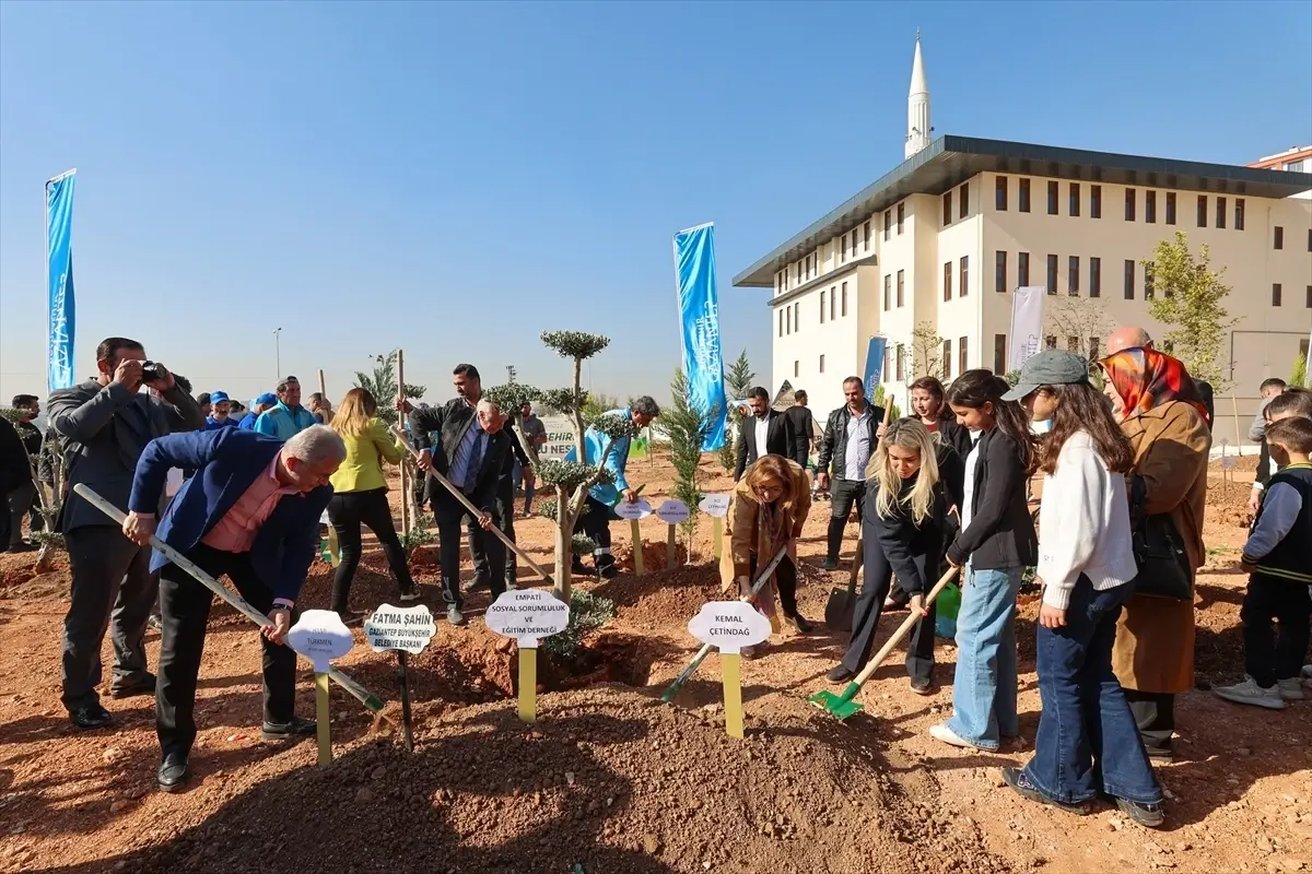 Gaziantep'te Yeşil Şehirler, Huzurlu Nesiller sloganıyla fidan dikimi yapıldı