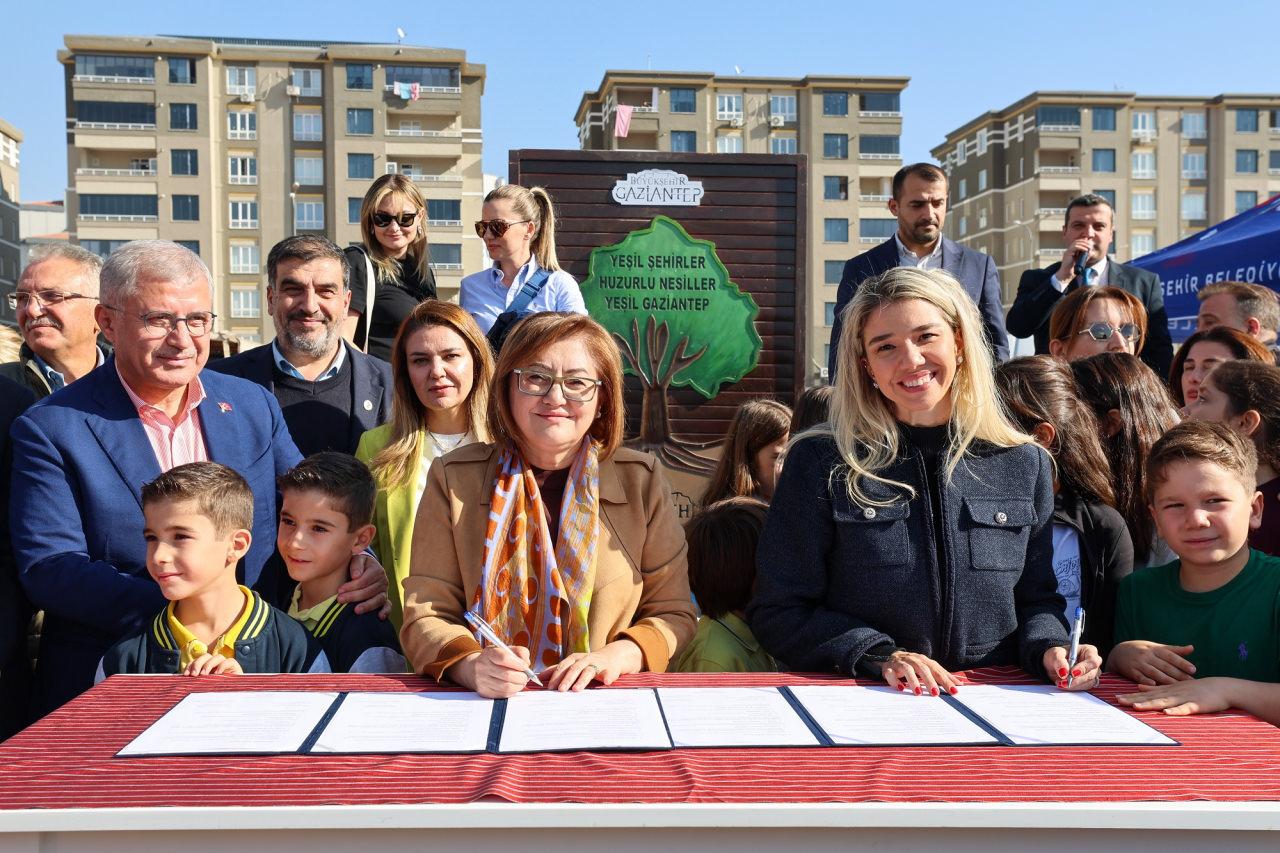 Gaziantep'te YEŞİLANTEP Projesi 41. Etabında 300 Yeni Fidan Toprakla Buluştu