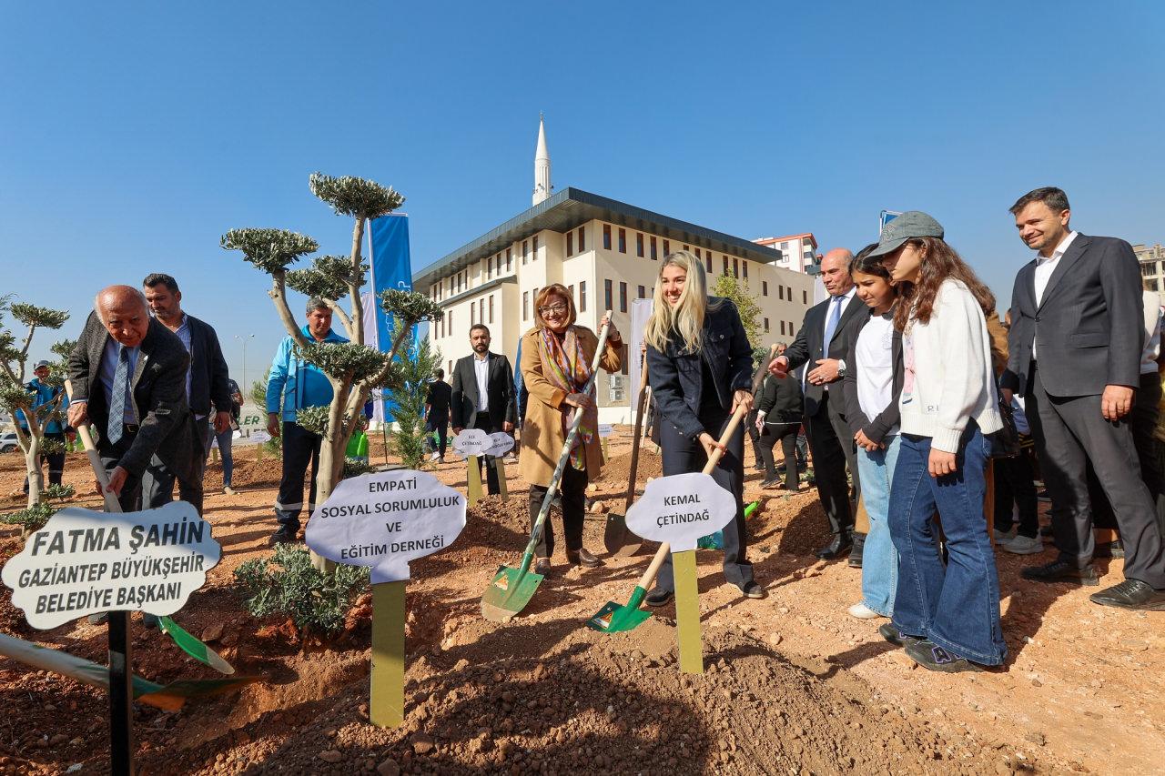 Gaziantep'te YEŞİLANTEP Projesi 41. Etabında 300 Yeni Fidan Toprakla Buluştu