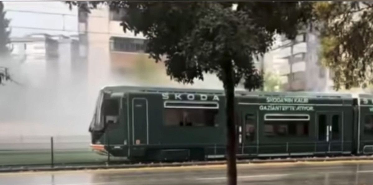 Gaziantep'te Yüzlerce Yolcuyu Taşıyan Tramvaya Yıldırım İsabet Etti