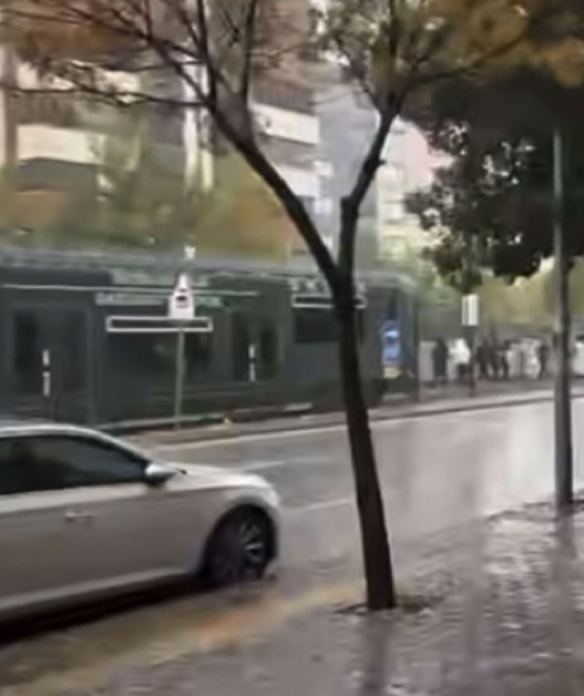 Gaziantep'te Yüzlerce Yolcuyu Taşıyan Tramvaya Yıldırım İsabet Etti