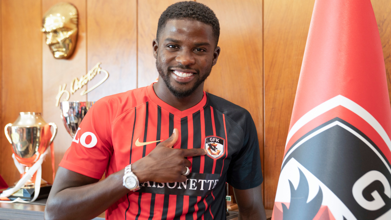 İstanbul'un en ünlü AVM'sinde futbolcuya silah çektiler