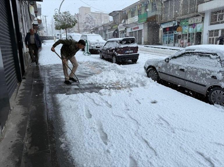 Meteoroloji uyarmıştı: Kar yağışı bastırdı!