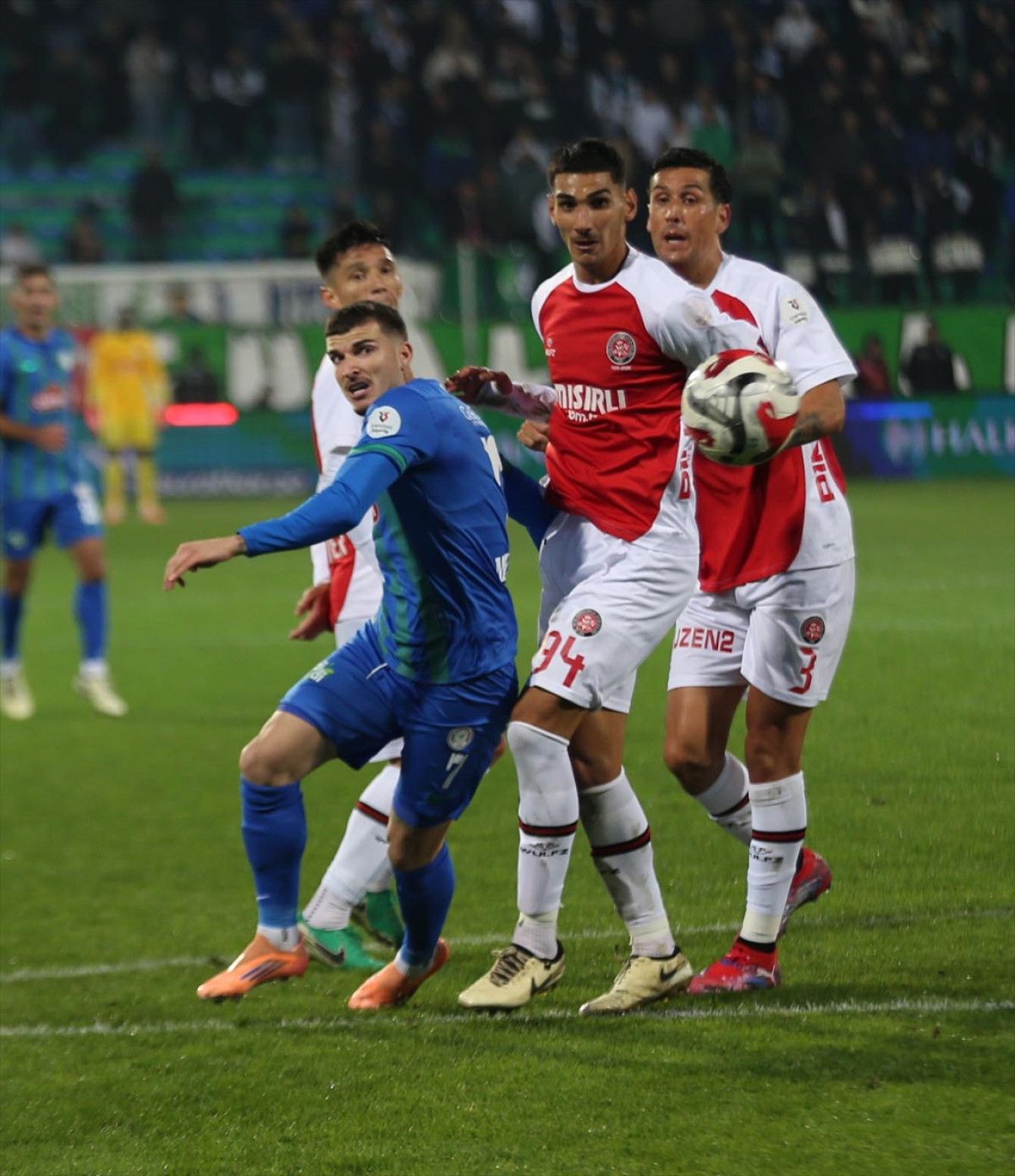 Rizespor son dakikalarda Fatih Karagümrük'ü yıktı