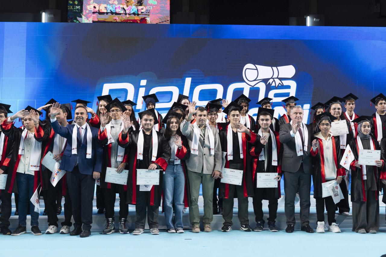 Selçuk Bayraktar'dan yeni mezunlara: Pusulanız daima ahlak, vicdan ve adalet olsun