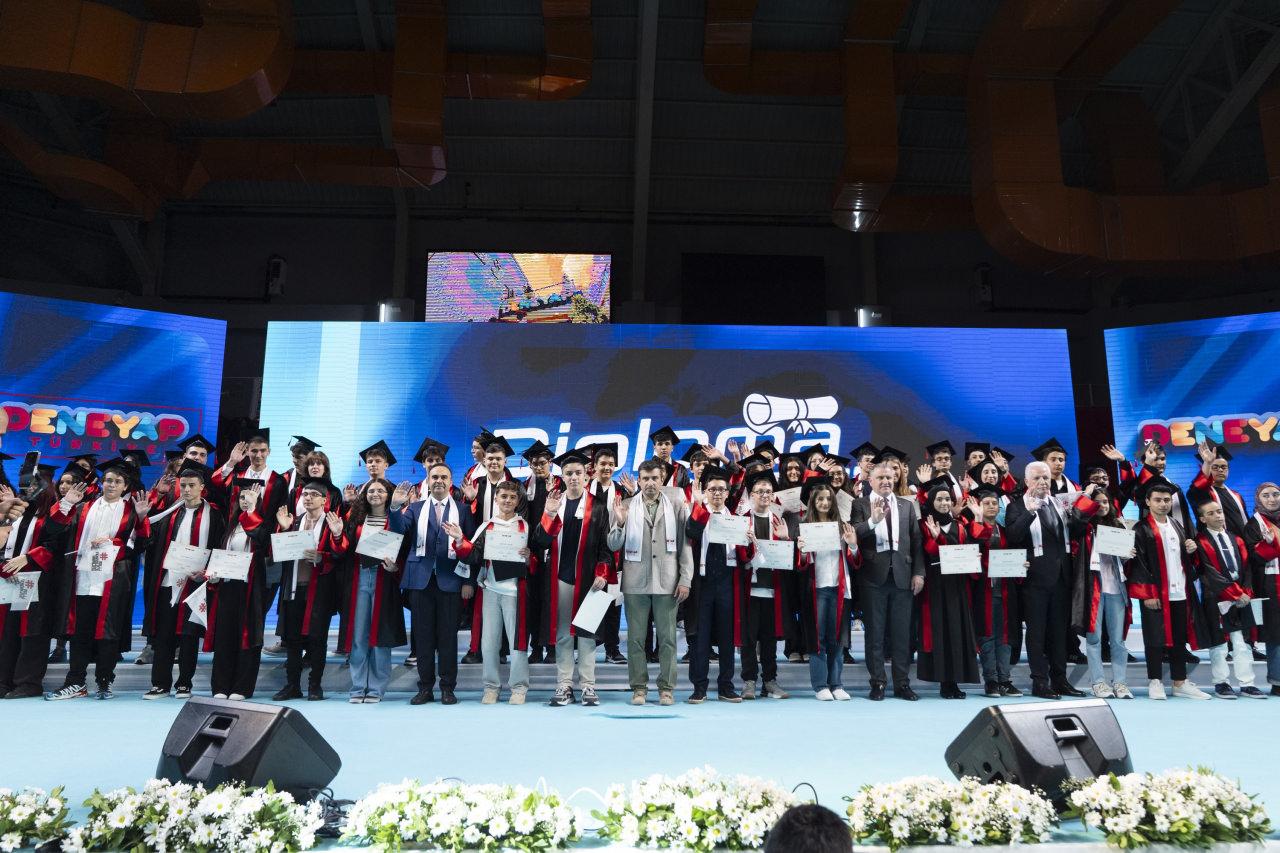 Selçuk Bayraktar'dan yeni mezunlara: Pusulanız daima ahlak, vicdan ve adalet olsun