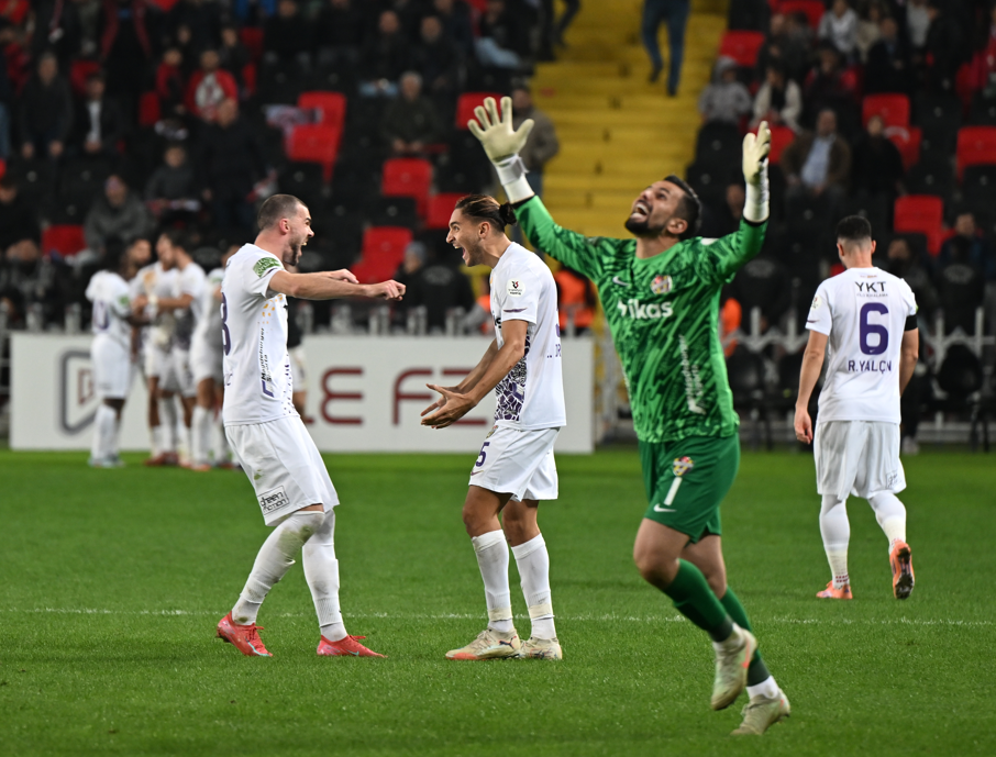 Süper Lig'de İlginç Anlar: Kavgayı Ayırmaya Giden Kaleci Gol Yedi
