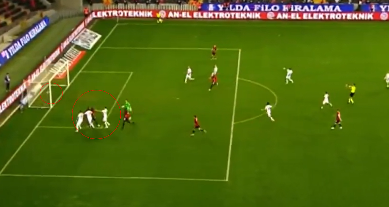 Süper Lig'de Son Dakika Kargaşası: Eyüpspor Kalecisinden Kavgayı Ayırma Anında Gol Yeme Anı