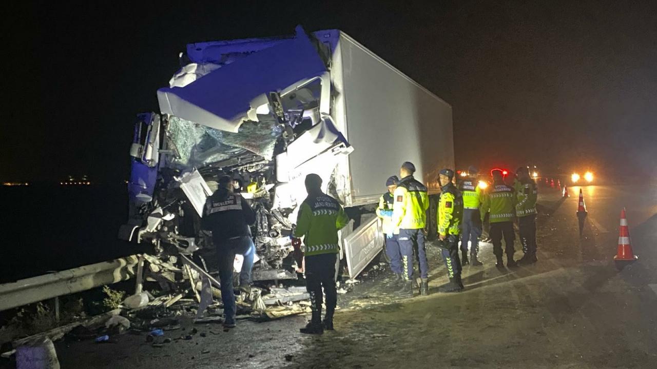 Tarsus TAG Otoyolu’nda TIR Emniyet Şeridindeki Otobüse Çarptı: 14 Yaralı