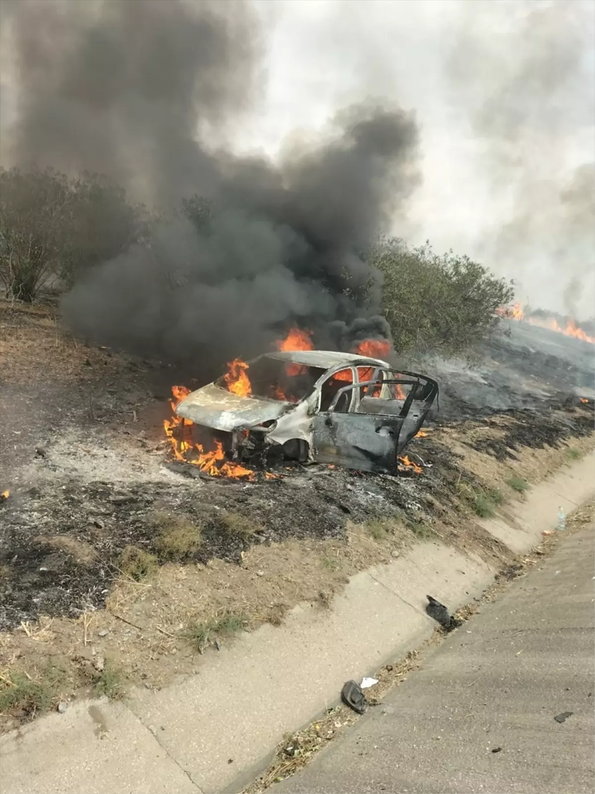Tarsus'ta Seyir Halindeki Otomobilde Çıkan Yangın ve Çevreye Sıçraması