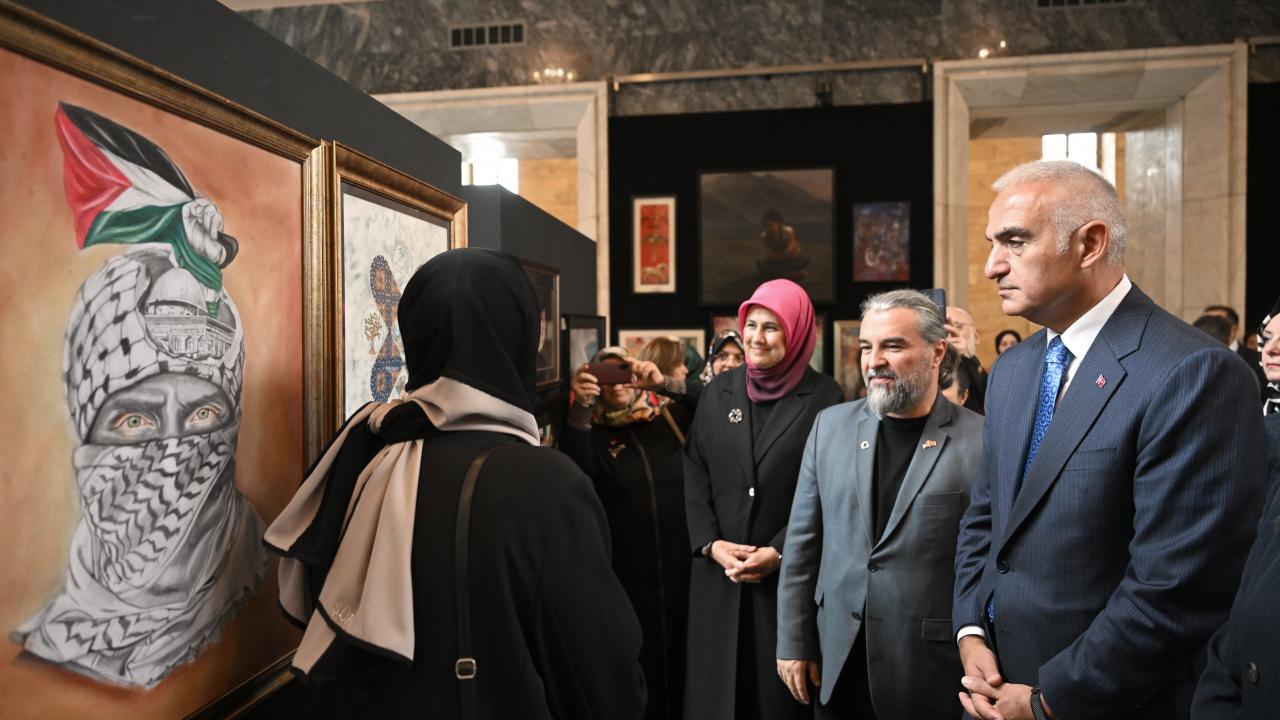 TBMM Başkanı Kurtulmuş, “Hilalin Işığında” başlıklı sanat sergisini gezdi