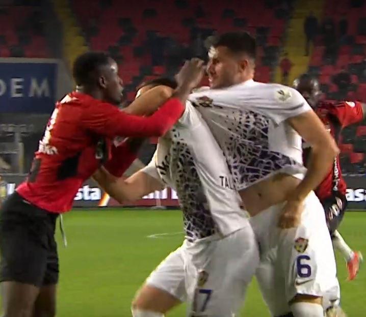 Trendyol Süper Lig'de İlginç An: Kaleci Kavgayı Ayırırken Gol Yedi