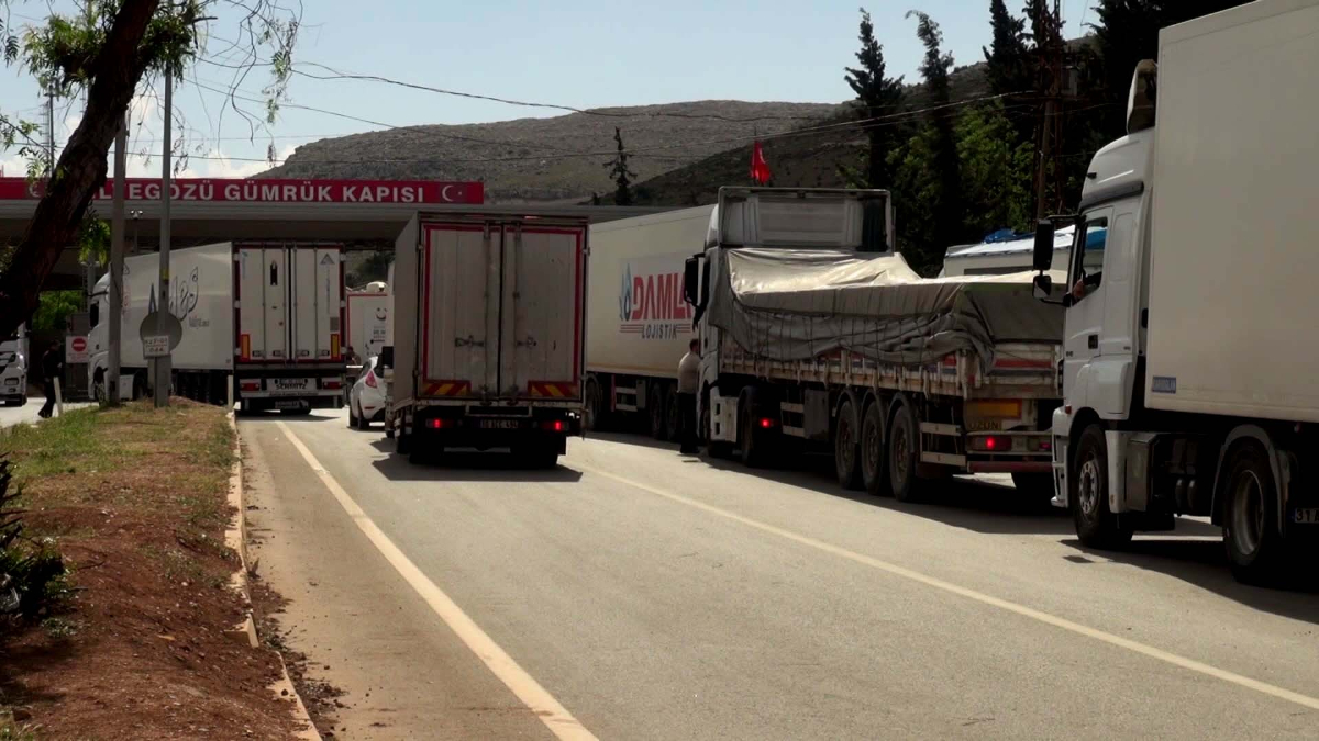 Türk tırları 14 yıl sonra ilk kez Suriye üzerinden Kuveyt’e gitti