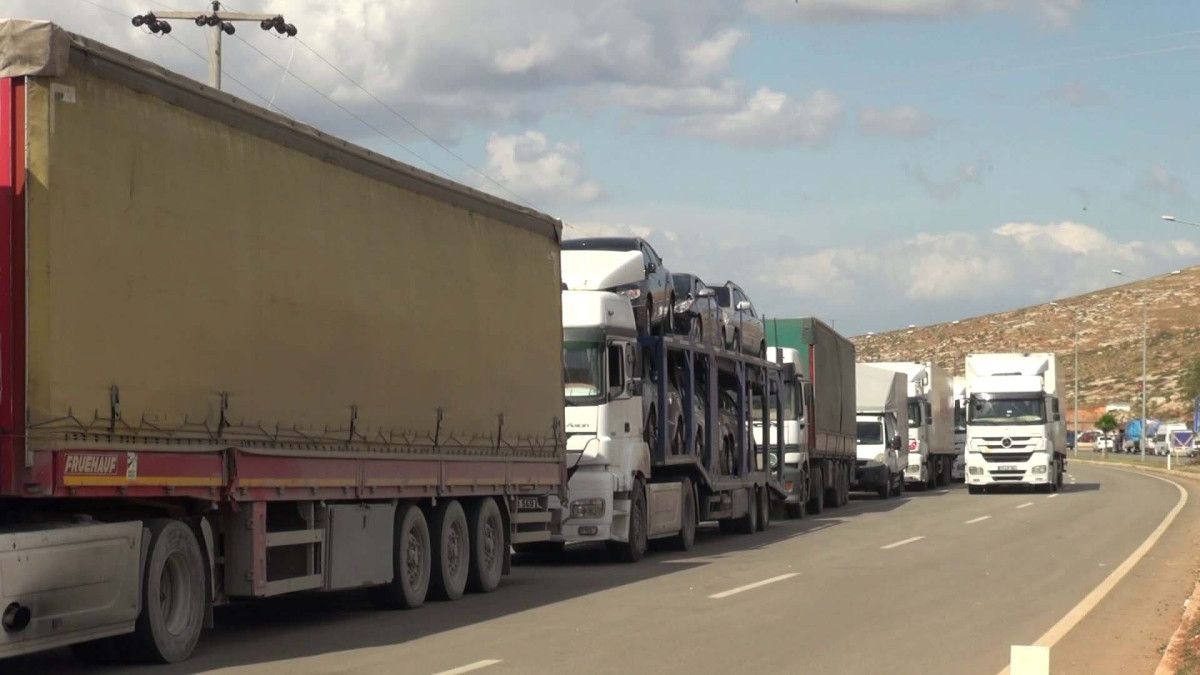 Türk tırları 14 yıl sonra ilk kez Suriye üzerinden Kuveyt’e gitti