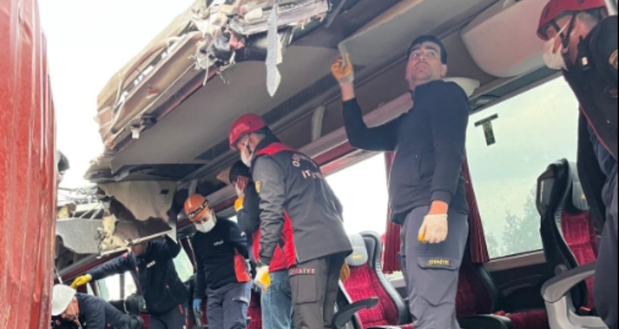 Son dakika... Yolcu otobüsü, otoyolda TIR'a çarptı; 6 ölü