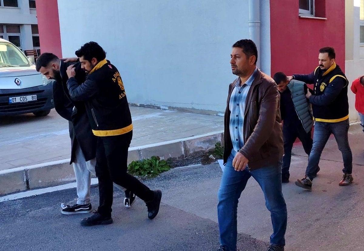 Adana’da Arkadaşını Karın, Bacak ve Boynundan Vurarak Öldüren Zanlılar Tutuklandı