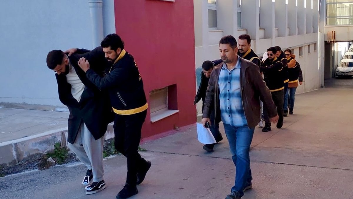 Adana’da Arkadaşını Karın, Bacak ve Boynundan Vurarak Öldüren Zanlılar Tutuklandı