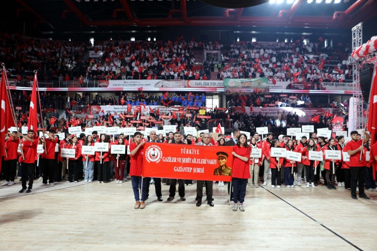 Bakan Bak: Dijital bağımlılıkla mücadelenin en etkili yolu spordur