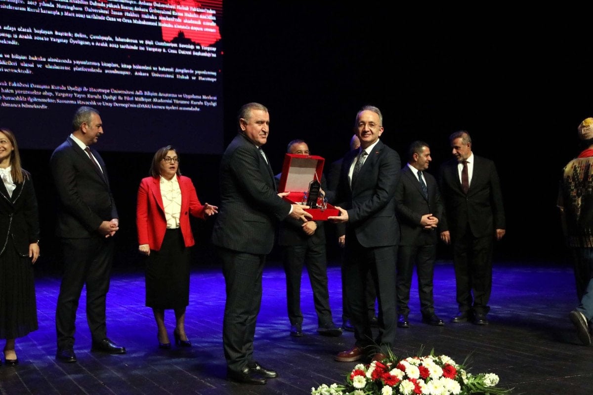 Bakan Osman Aşkın Bak'tan Dijital Bağımlılıkla Mücadelede Sporun Önemi ve Kamil Ocak Kapalı Spor Salonu Açılışı