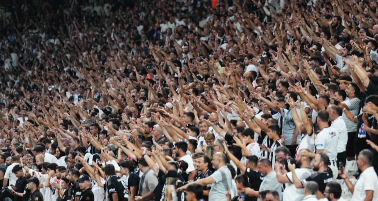 Maç sonrası Dolmabahçe'de protesto