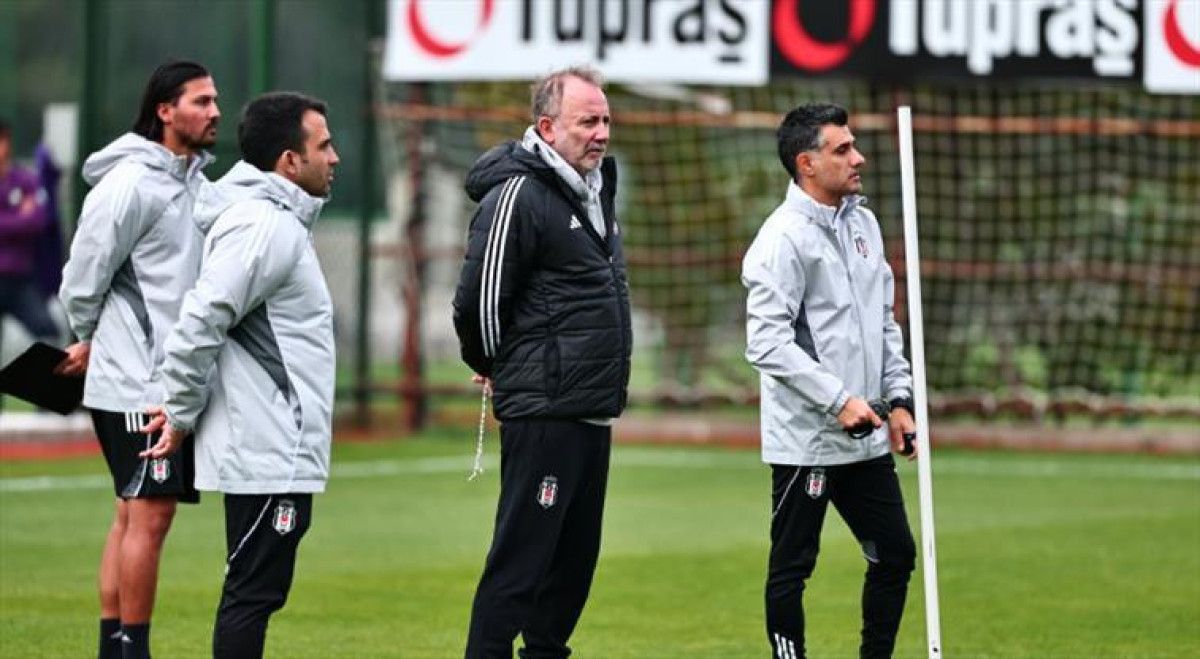 Beşiktaş'ın son antremanında Rafa Silva, sahaya dönüş antrenörü eşliğinde çalıştı